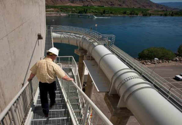 FishTunnel_RockyReachDam_ColumbiaRiver_LATimes.jpg